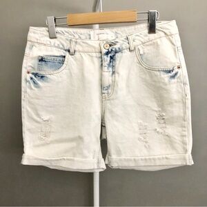 Vero Moda High Waisted Light Washed Distressed Denim Shorts.